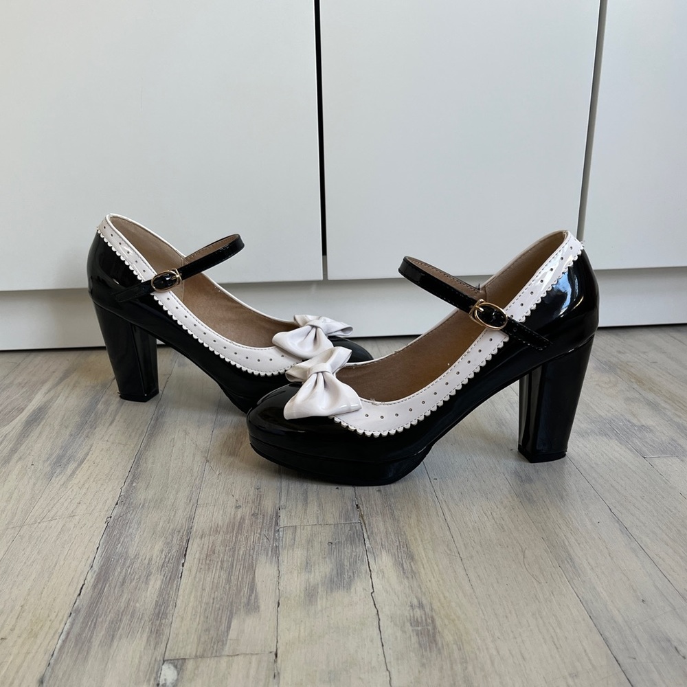Patent leather cutesy heels size 39